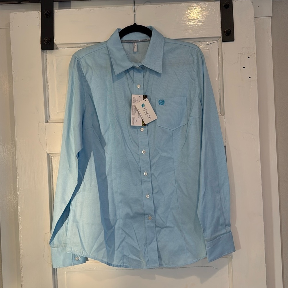 Women’s long sleeve blue pin stripe Cinch Button down western shirt